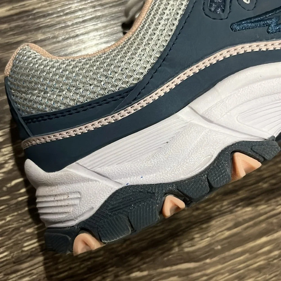 Avia woman’s memory foam tennis shoes size 7.5 - Picture 5 of 6